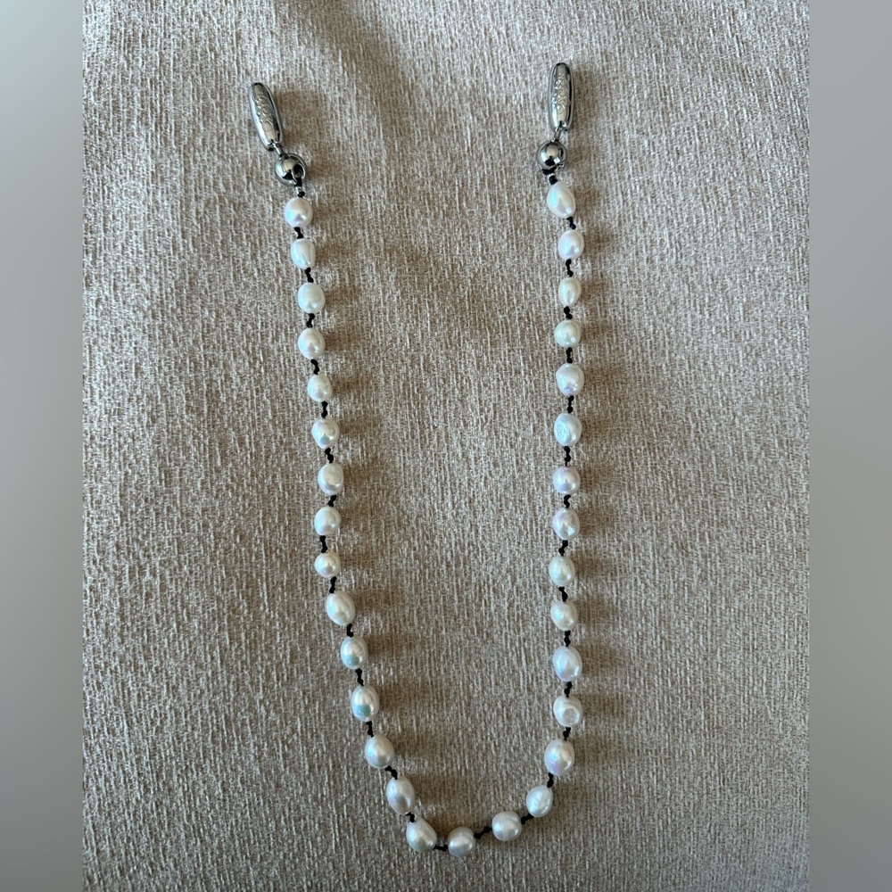 Ossa New York Pearl Shoulder Length iPhone chain